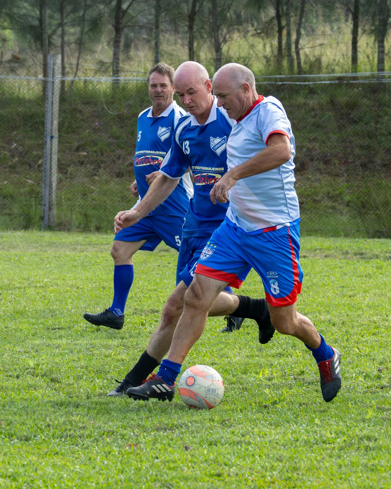 Jugadores participando en actividad de fútbol de Academia Kanillitas
