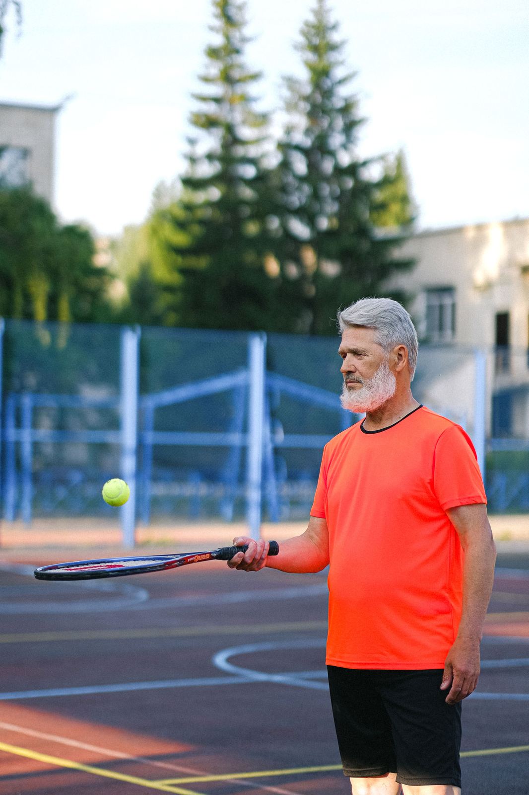 Adulto mayor jugando tenis, vida activa Fundación Kanillitas